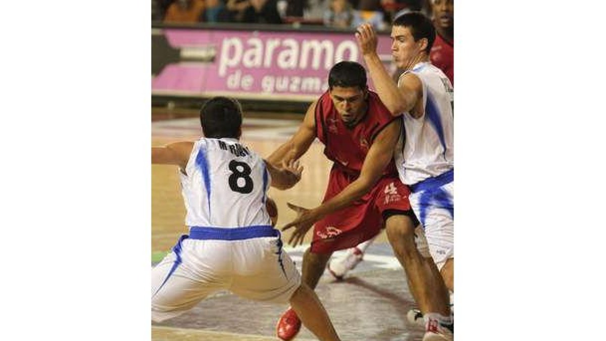 Rubio intenta arrebatarle el balón a Manny Quezada.