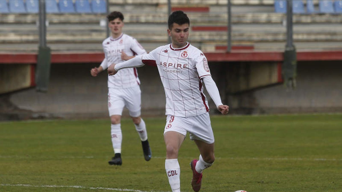 El equipo leonés se aleja de su objetivo inicial tras caer frente al conjunto pacense. FERNANDO OTERO
