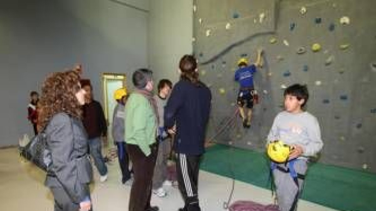 El alcalde y la concejala observando a los practicantes de escalada en el rocódromo