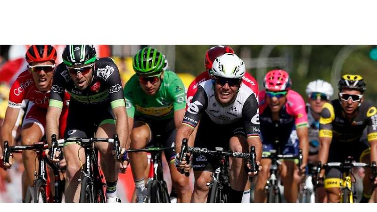 Cavendish, de blanco, se impone en la sexta etapa. KIM LUDBROOK