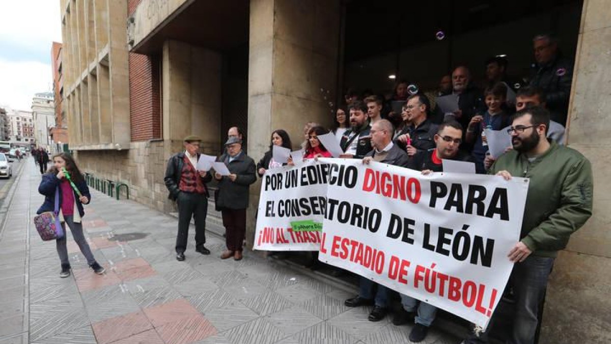 Protesta a las puertas del Conservatorio de León