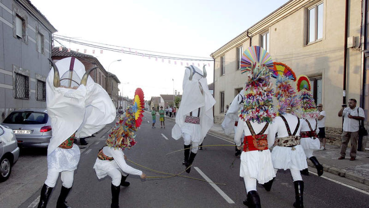 El desfile de antruejos tradicionales reúne a unos 150 participantes que dan vida a personajes ascentrales.