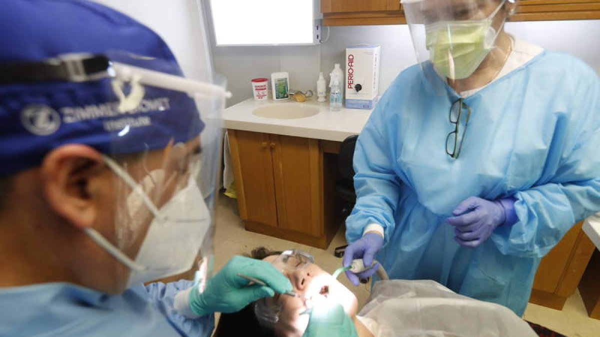 Las clínicas dentales de León refuerzan la protección y la higiene para evitar contagios. RAMIRO
