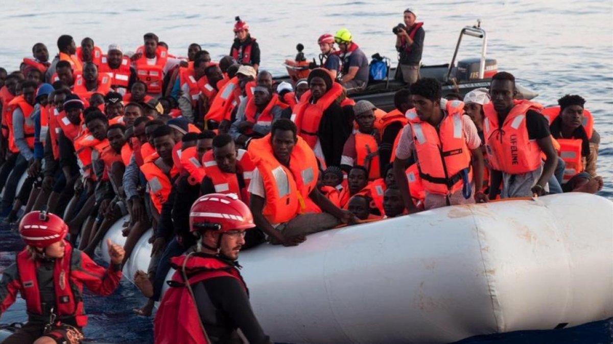 Inmigrantes rescatados en aguas internacionales del Mediterráneo a bordo del Lifeline.