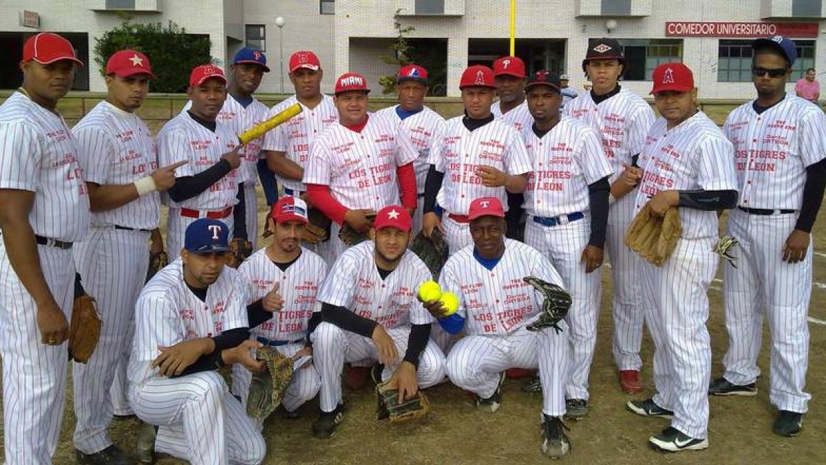 Formación de los Tigres de León que hoy aspiran a lograr por vez primera el título autonómico.