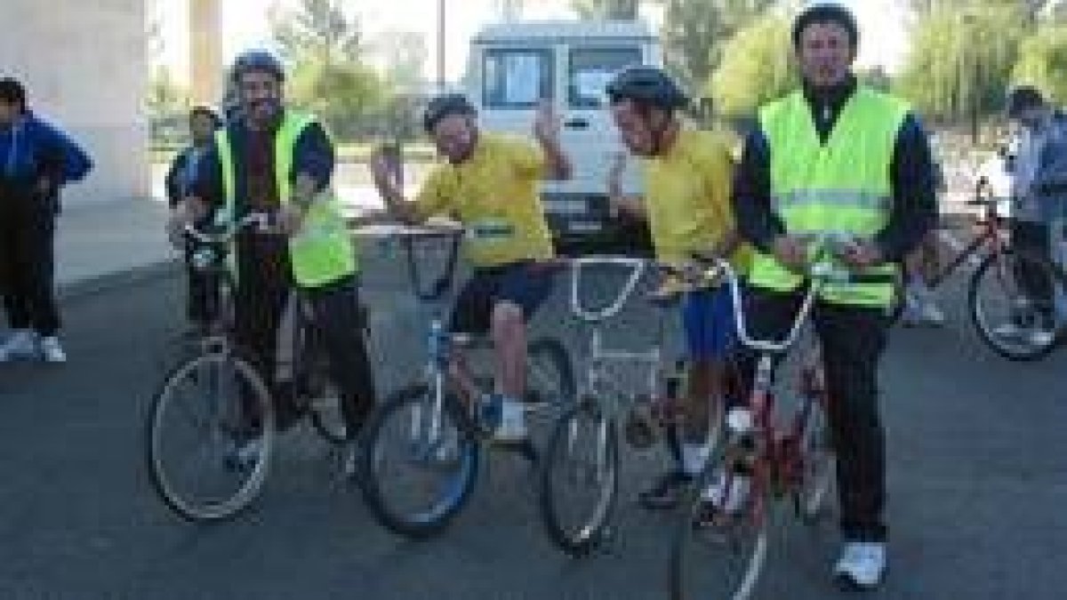 Un momento de la salida de la marcha cicloturista en el Ayuntamiento