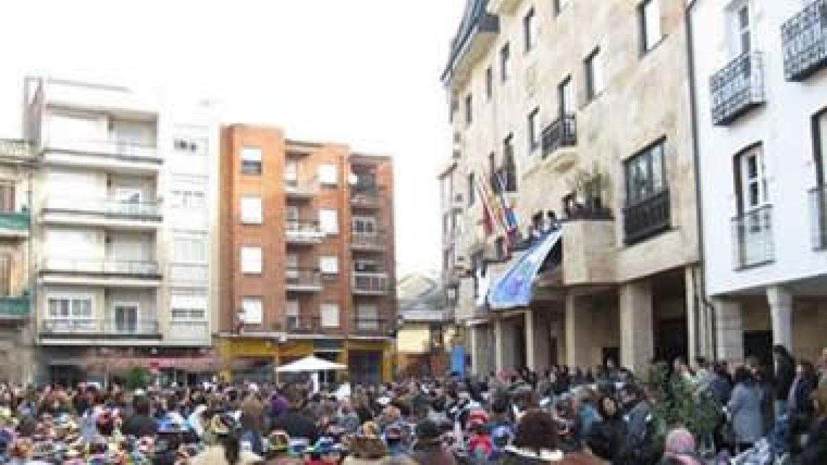 Los escolares ocuparon la plaza del Ayuntamiento.
