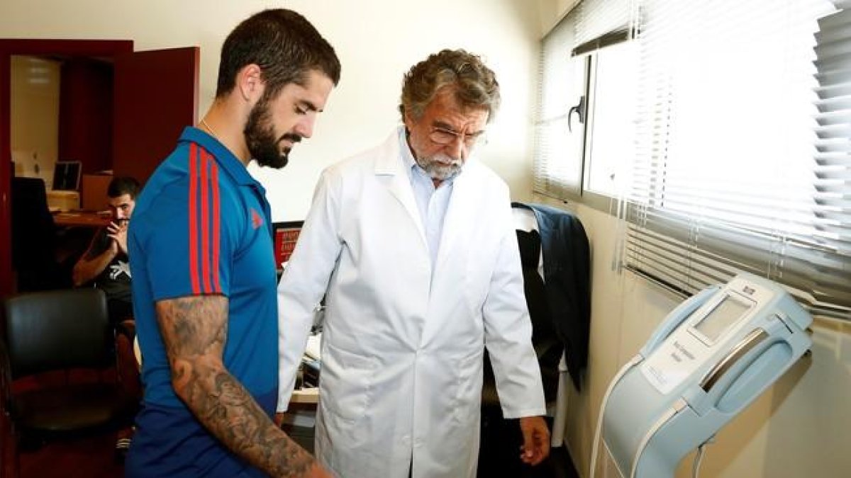 Isco durante un estudio de composicion corporal realizado con la selección.