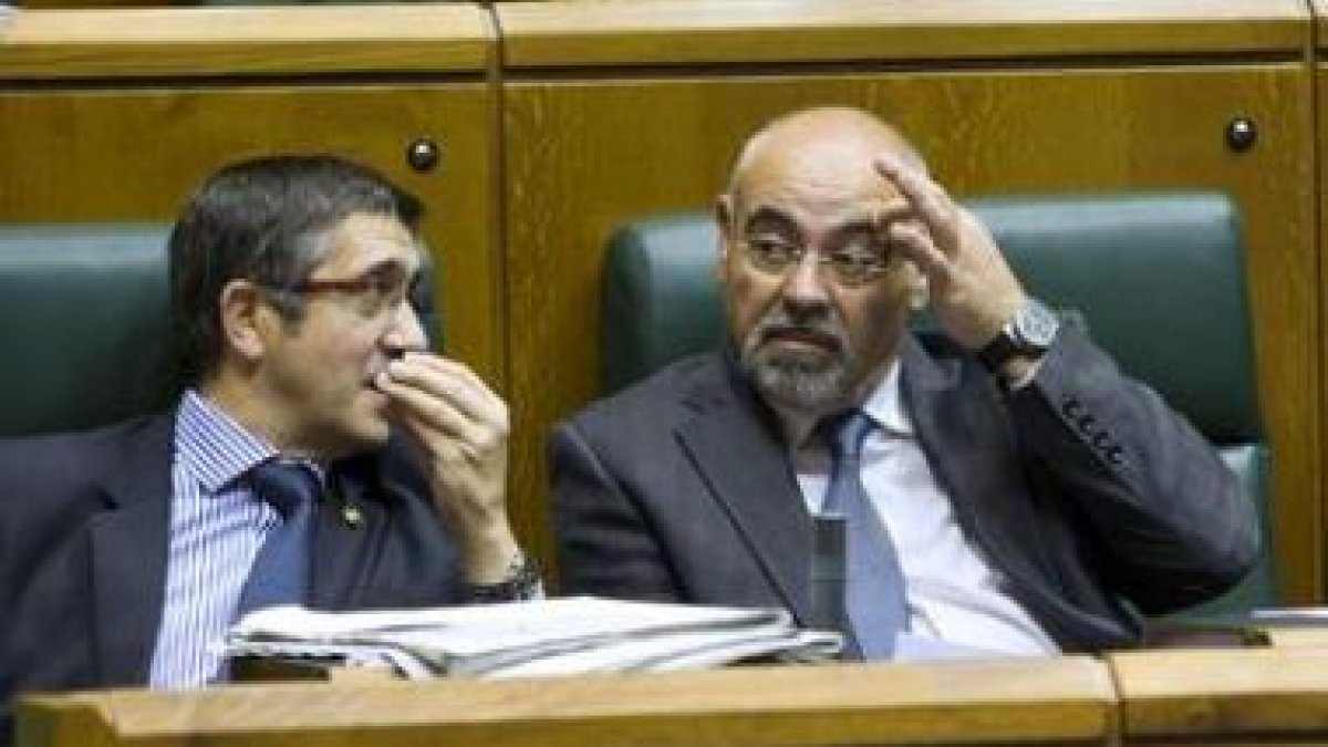 El lendakari López y el portavoz del PSE, José Antonio Pastor.