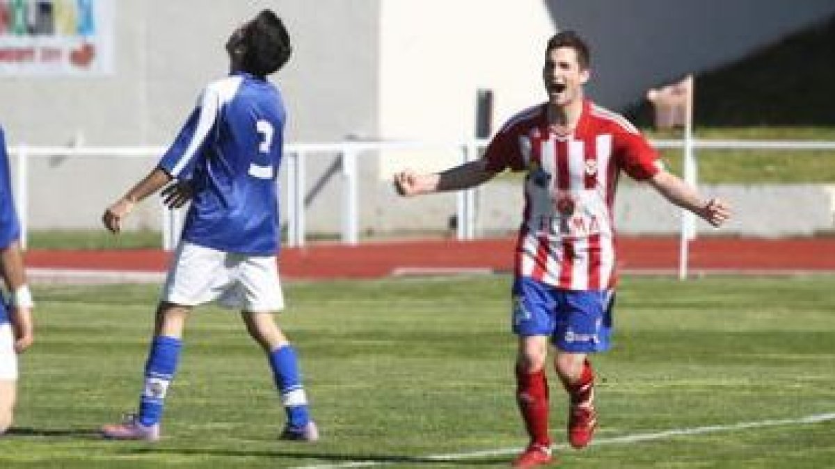 Borja celebra la consecución del tercer gol de los rojiblancos ante el Atlético Tordesillas.