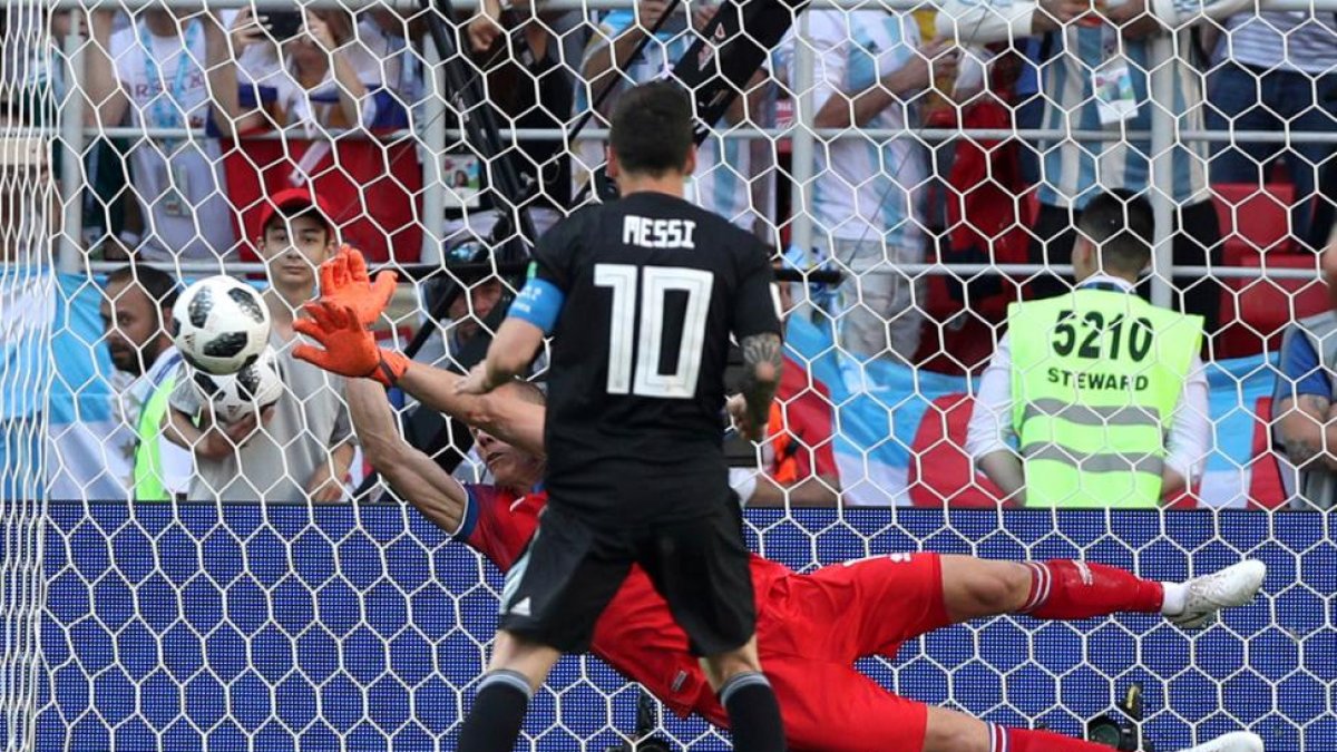 Leo Messi falla el penalti contra Islandia.