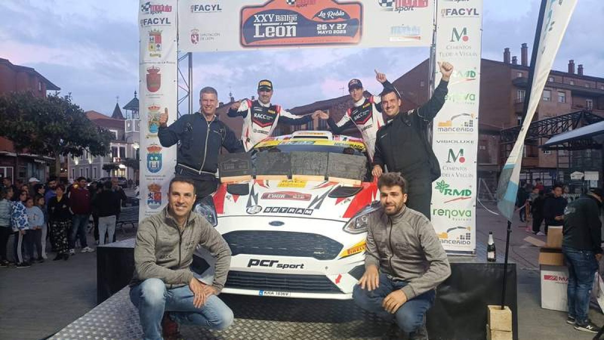 Gil Membrado y Manuel Muñoz se llevaron el gato al agua en el Rallye de León. URBANO GONZÁLEZ