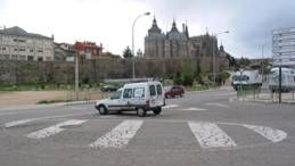 La imagen muestra la N-120 a su paso por el parque de El Melgar, donde será construida una rotonda