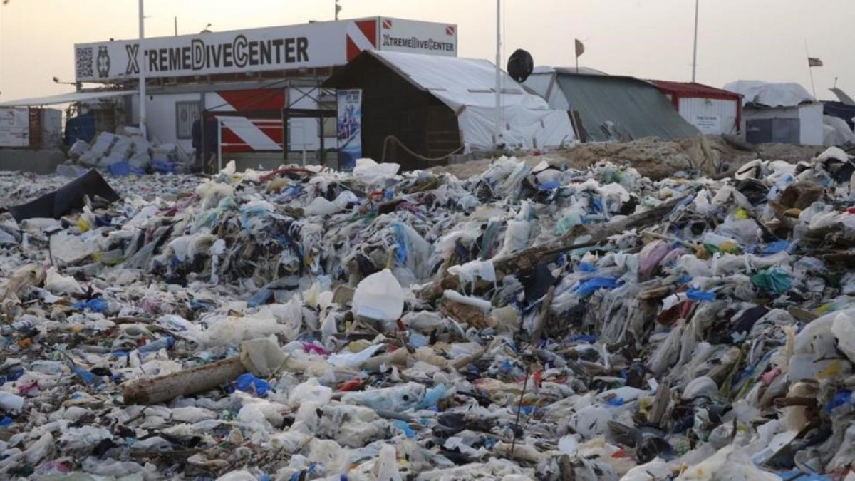 Aspecto de la playa llena de basura de la localidad costera de Zouq Mosbeh, al norte de Beirut.