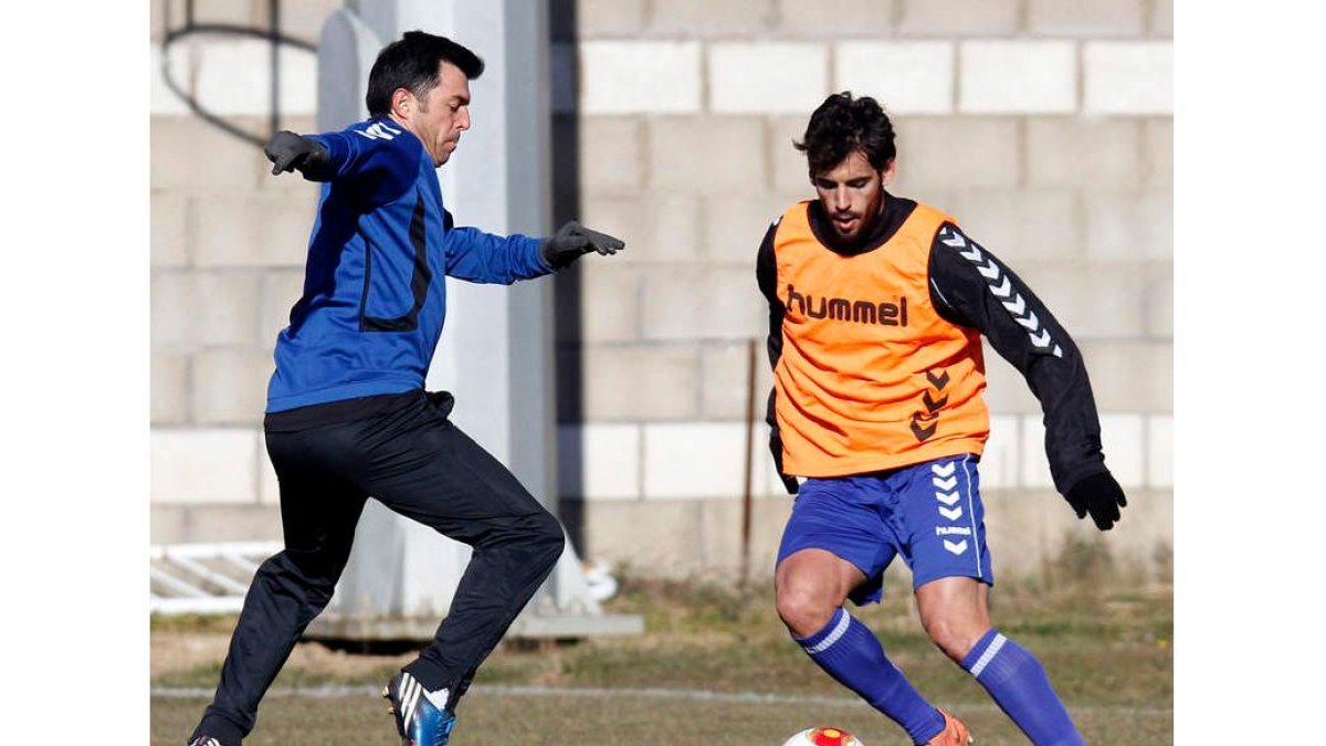 Julio Rico, a la derecha, es baja por sanción y no podrá jugar ante el Guijuelo esta tarde.