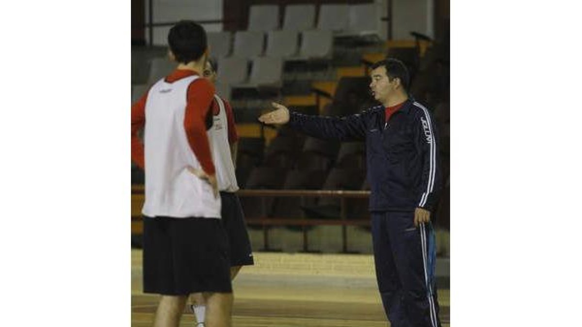 De Grado corrige una jugada en un entrenamiento de León.