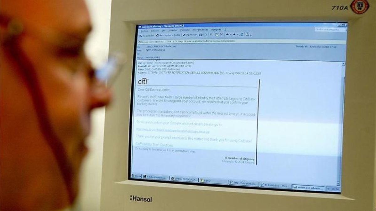 Un trabajador consulta un correo no deseado de aspecto de fraudulento.