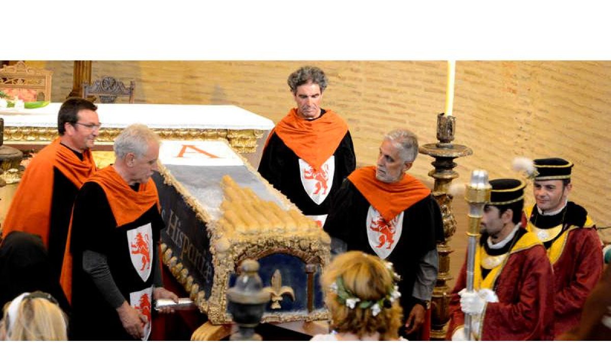 El traslado de los restos del monarca comenzó en La Peregrina. A.D.