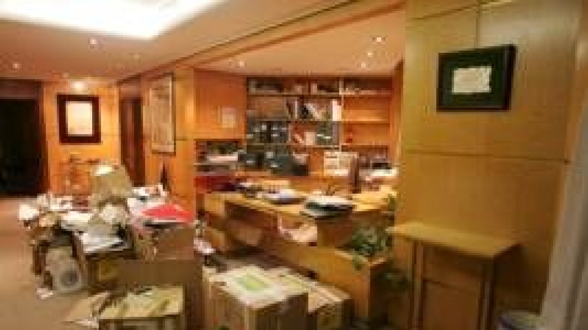 Interior de la antigua sede de la Cámara de Comercio, en un momento de su traslado al nuevo edificio