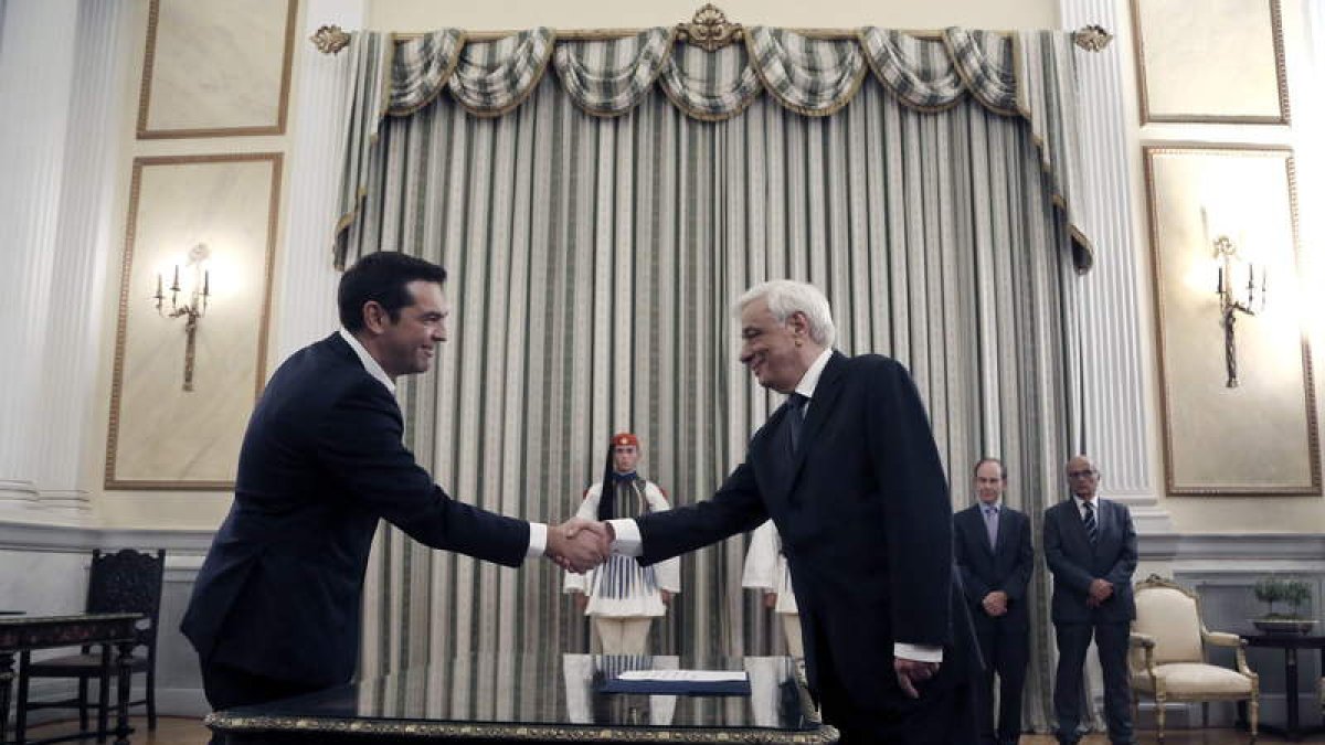 Tsipras saluda al presidente de la República tras jurar el cargo.