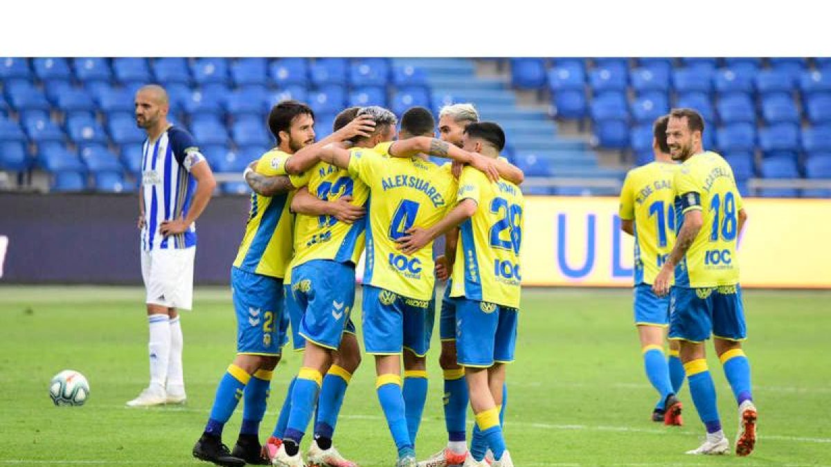 La Unión Deportiva celebra el primero de los dos goles anotados por Juanjo Narváez en los últimos instantes del duelo de ayer en el estadio de Gran Canaria. SABRINA