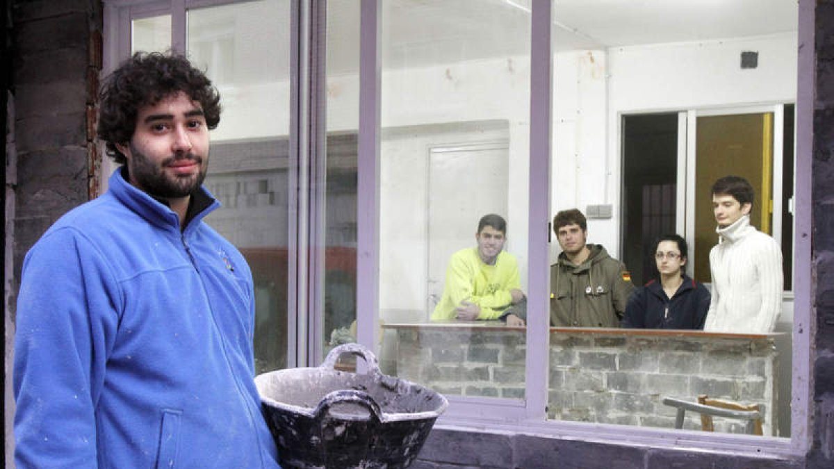 El colectivo de jóvenes remata las obras para abrir El Candil a mediados de mes.