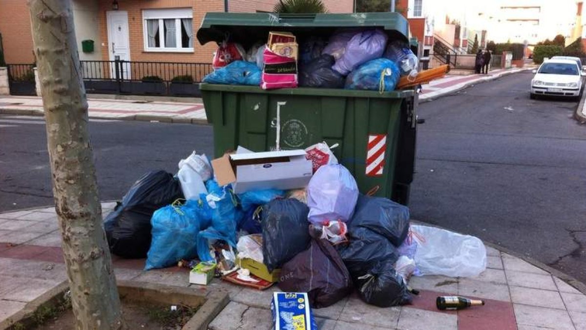 El PSOE teme que las basuras puedan abarrotar las calles del municipio si el PP no busca soluciones.
