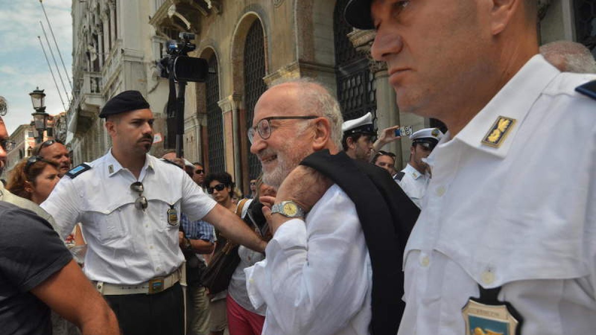 El alcalde de Venecia, Orsoni, sale del Ayuntamiento.