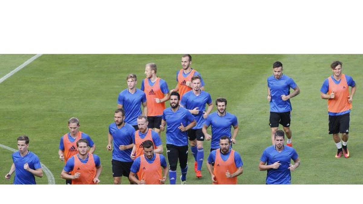Los integrantes de la selección de Liechtenstein entrenaron antes que La Roja en el céped del estadio Reino de León para preparar el partido de hoy.