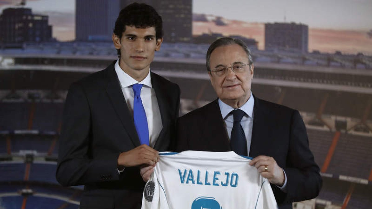 Jesús Vallejo junto al presidente del Madrid, Florentino Pérez. NARANJO