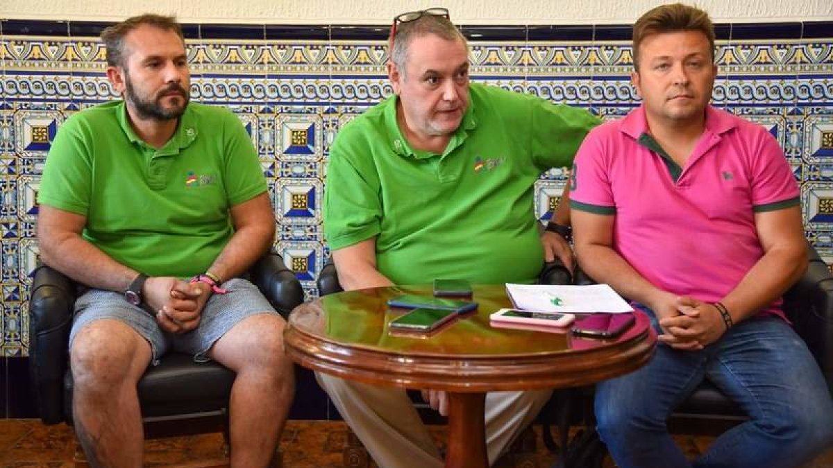 Germán Tocino, Federico García y Pablo Peyuca reclaman la solicitud a la Federación Española. FABIÁN MÁRQUEZ.