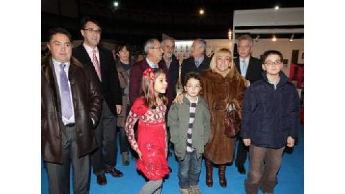 Los pequeños Ainara, Diego y David con Carrasco y la comitiva de invitados a la inauguración.