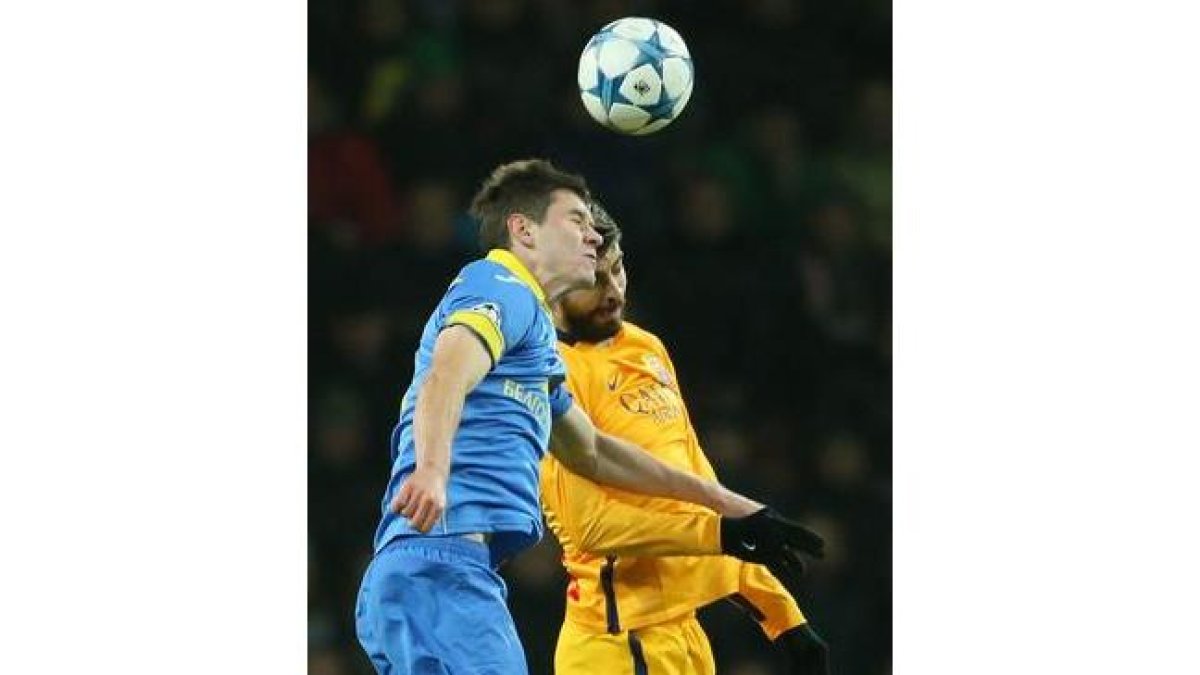 Gerard Piqué y Vitali Gayduchik intentan cabecear un balón, en el Bate-Barça.