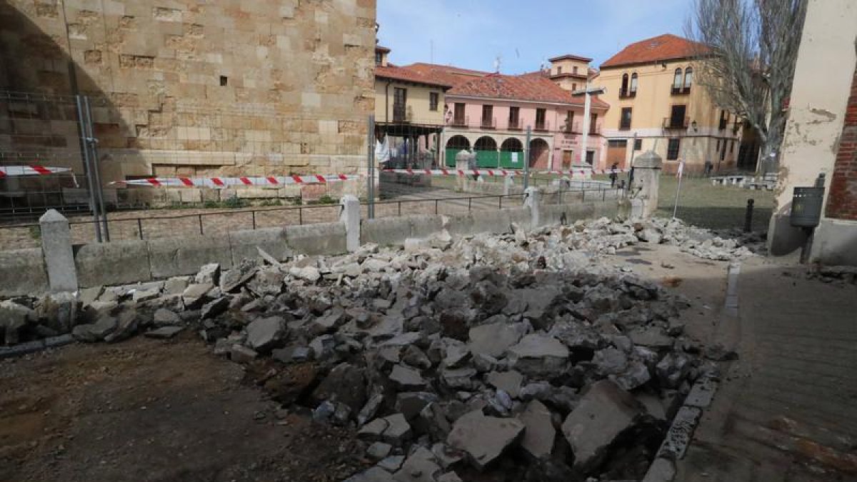 Las obras avanzan ya con el levantamiento del pavimento de la calle Mercado. RAMIRO