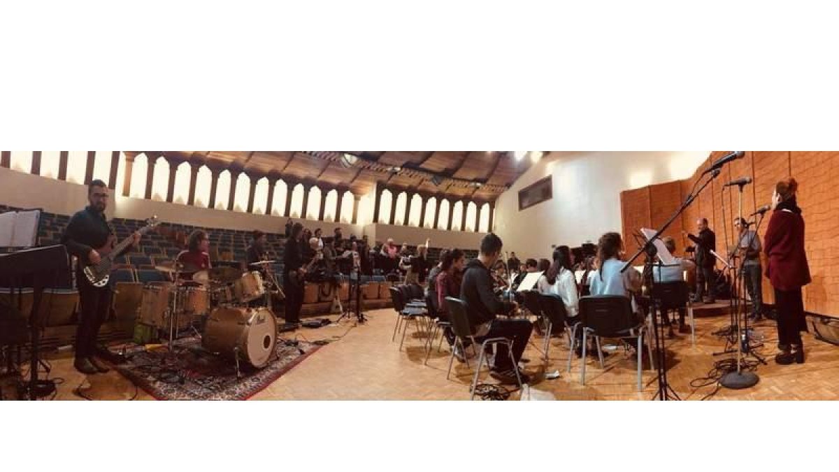 Uno de los ensayos con la banda Top Líder, la Sinfónica del Conservatorio de León y el Coro Lions Blacks Roars, que hoy se juntan en el el escenario del Auditorio. DL