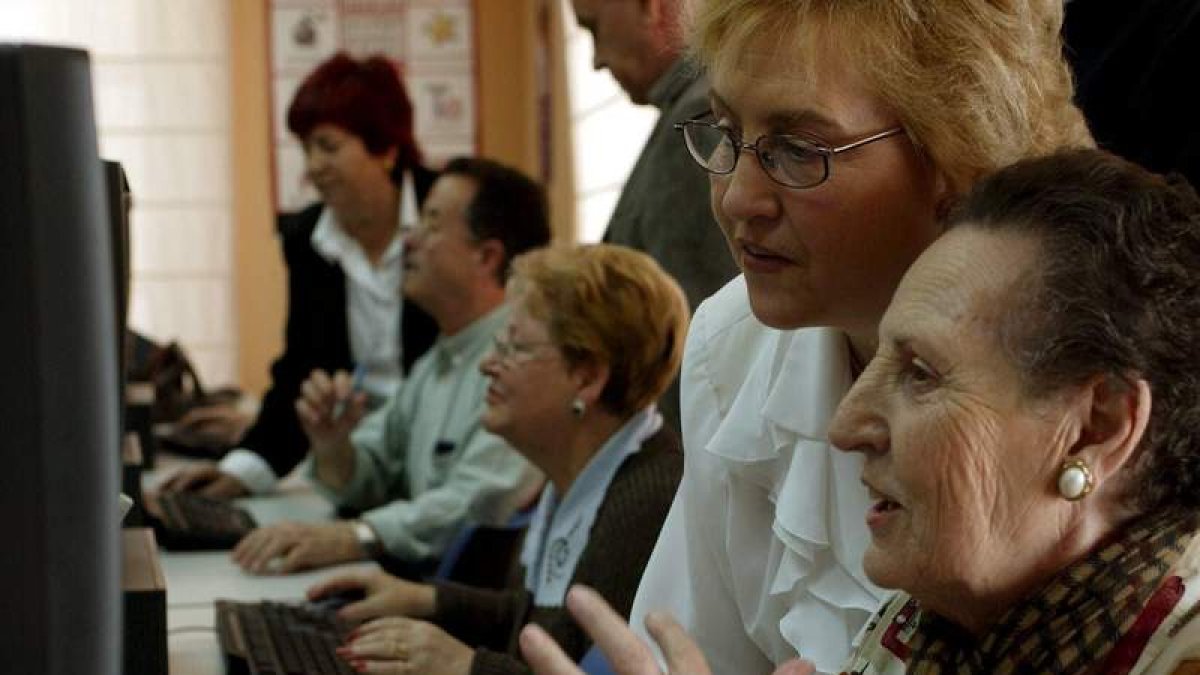 Un curso para enseñar a personas mayores tecnología digital. J.M. GARCÍA