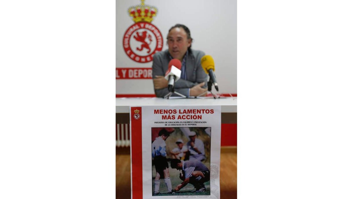 Felipe Llamazares durante la rueda de prensa. JESÚS