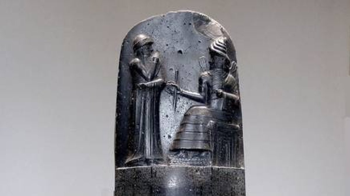 El Código de Hammurabi es la primera fuente histórica de la adopción y de la gestación subrogada.