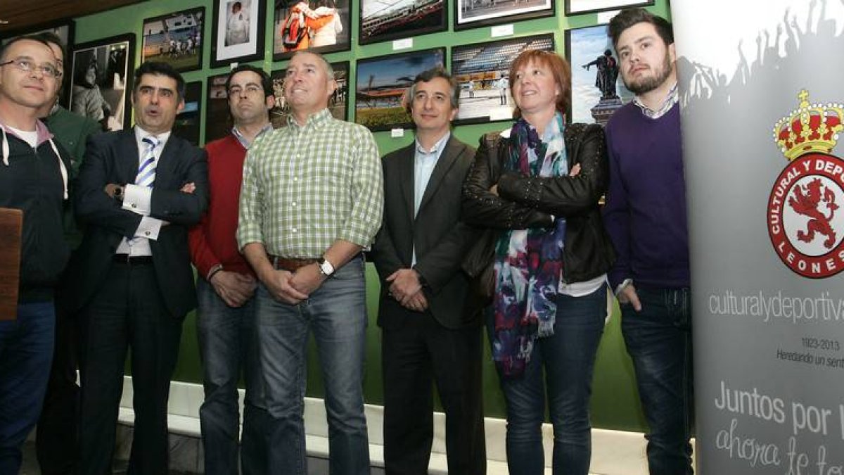 La fotógrafa Ana Diéz, viuda de Norberto, con Javi de Camarote Madrid y los organizadores de la exposición