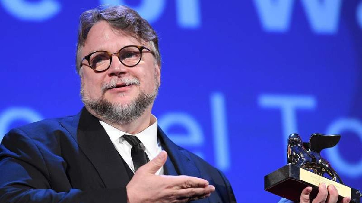 El director mexicano Guillermo del Toro sostiene el León de Venecia. CLAUDIO ONORATI