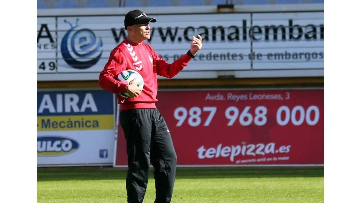 Javier Cabello dirigió en la tarde de ayer el entrenamiento de la Cultural en el Reino de León.