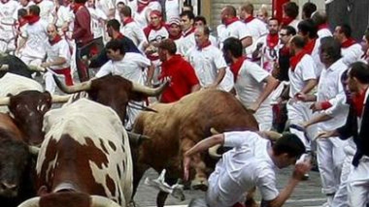 Un mozo es corneado por un toro de Cebada Gago antes de la curva de Mercaderes.