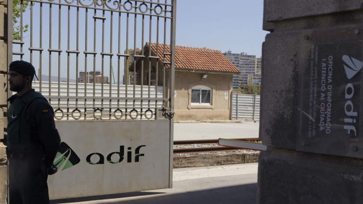 Un agente de la Guardia Civil en la sede de Adif en Barcelona el lunes.