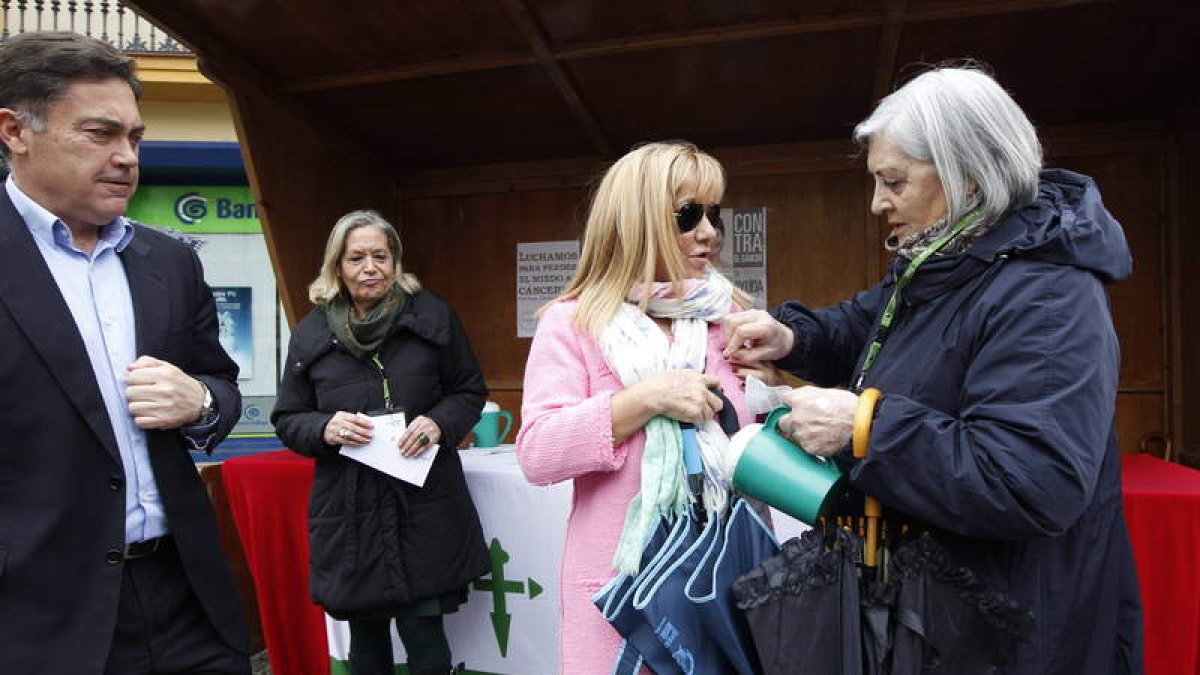 Isabel Carrasco, en la cuestación anual de la Asociación Contra el Cáncer.