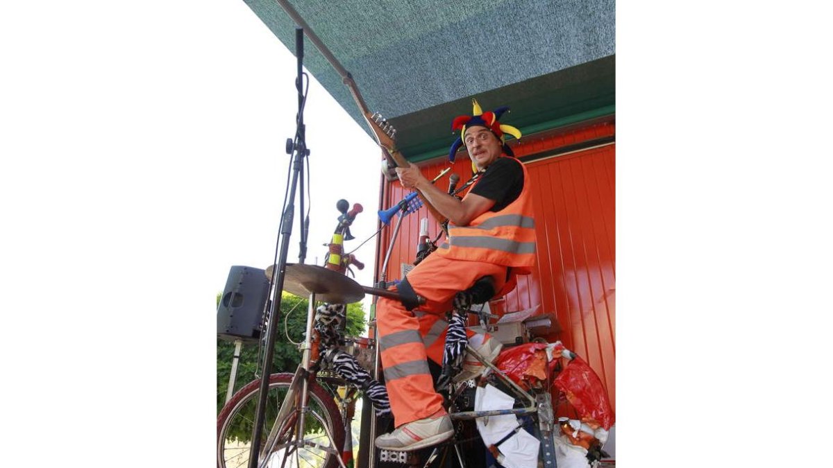 El ‘Duende eléctrico’ subido a su bicicleta mientras canta para apoyar a los ciclistas.