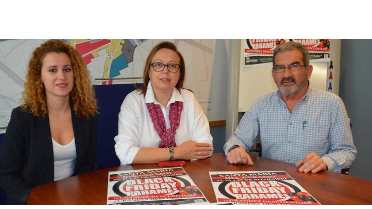 María Benéitez (Relojería Benéitez), María Jesús Álvarez (Calzados Álvarez) y el concejal Tino Sarmiento durante la presentación del Black Friday Paramés. MEDINA