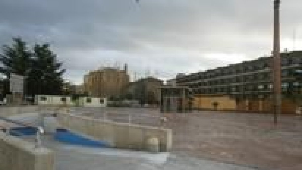 Aspecto exterior del aparcamiento aledaño al Hostal San Marcos