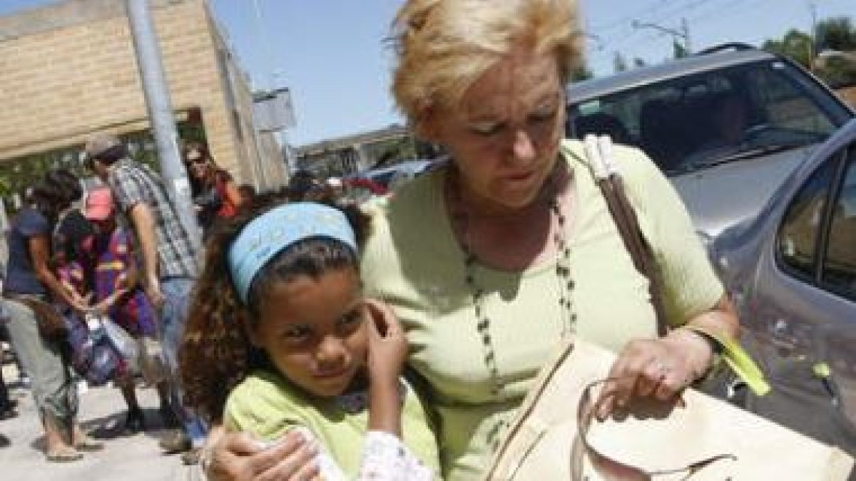 Los familiares se despiden de los niños saharauis antes de subir al autobús que les devolverá a sus