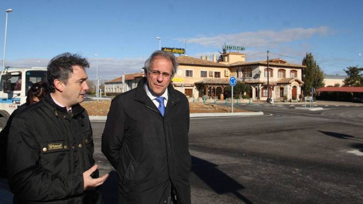 El director general de Carreteras, Jorge Urrecho, y el subdelegado del Gobierno en Valladolid, ayer.