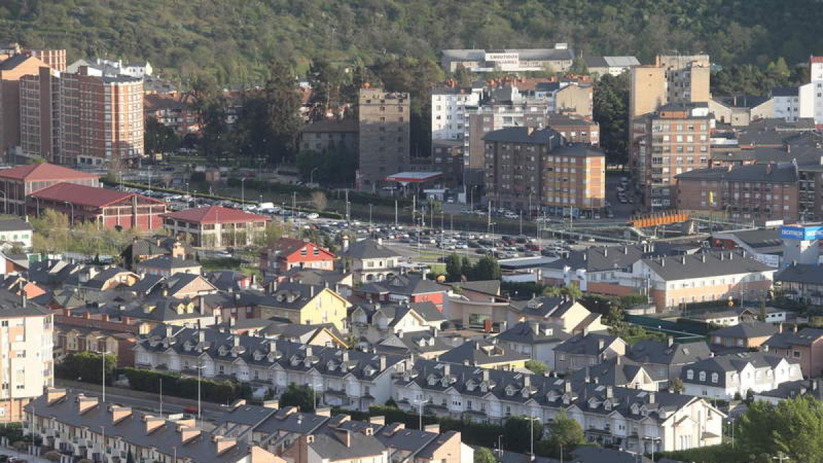 Vista general de Ponferrada, que este año incrementará la recaudación del IBI. L. DE LA MATA